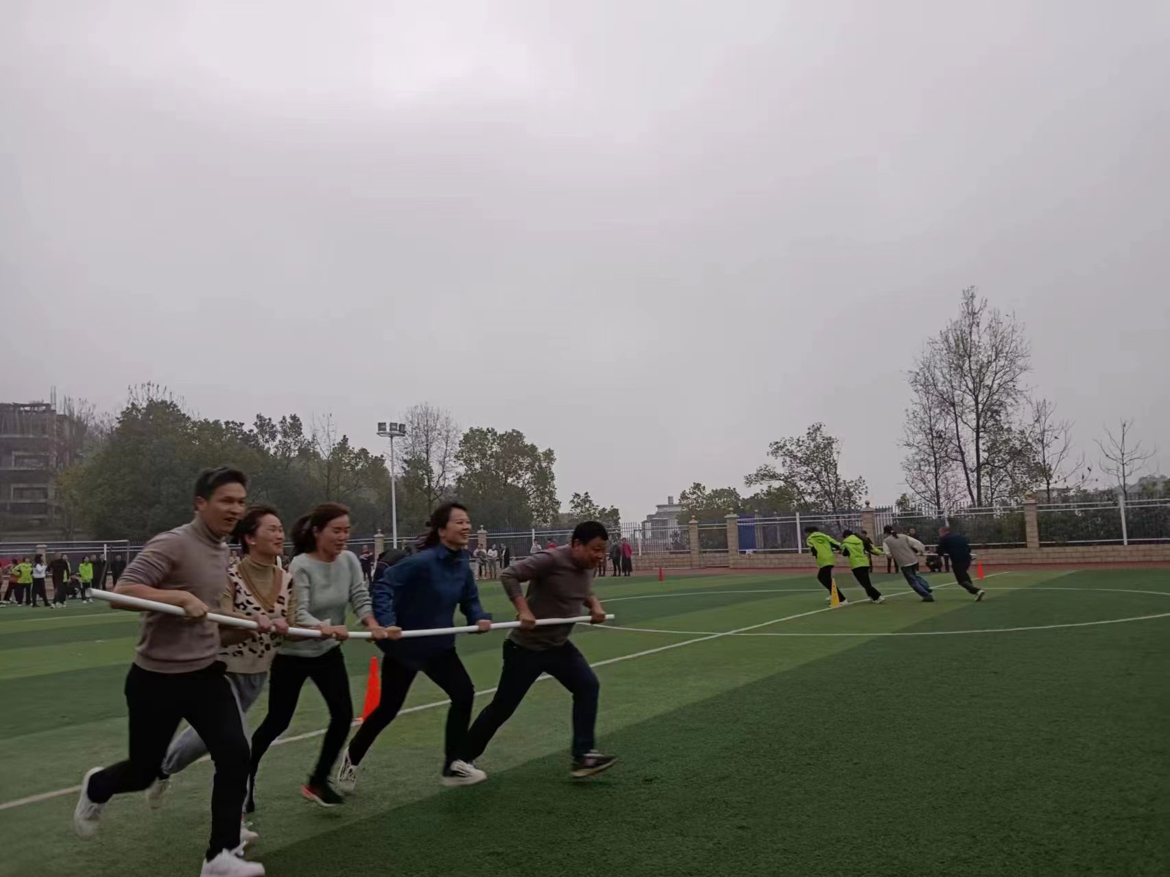 攜三月明媚，與春日同歌