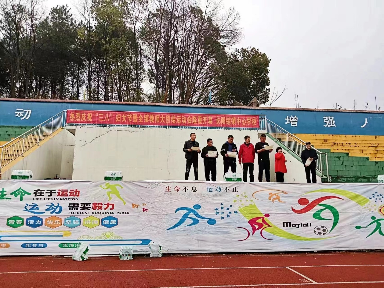 攜三月明媚，與春日同歌