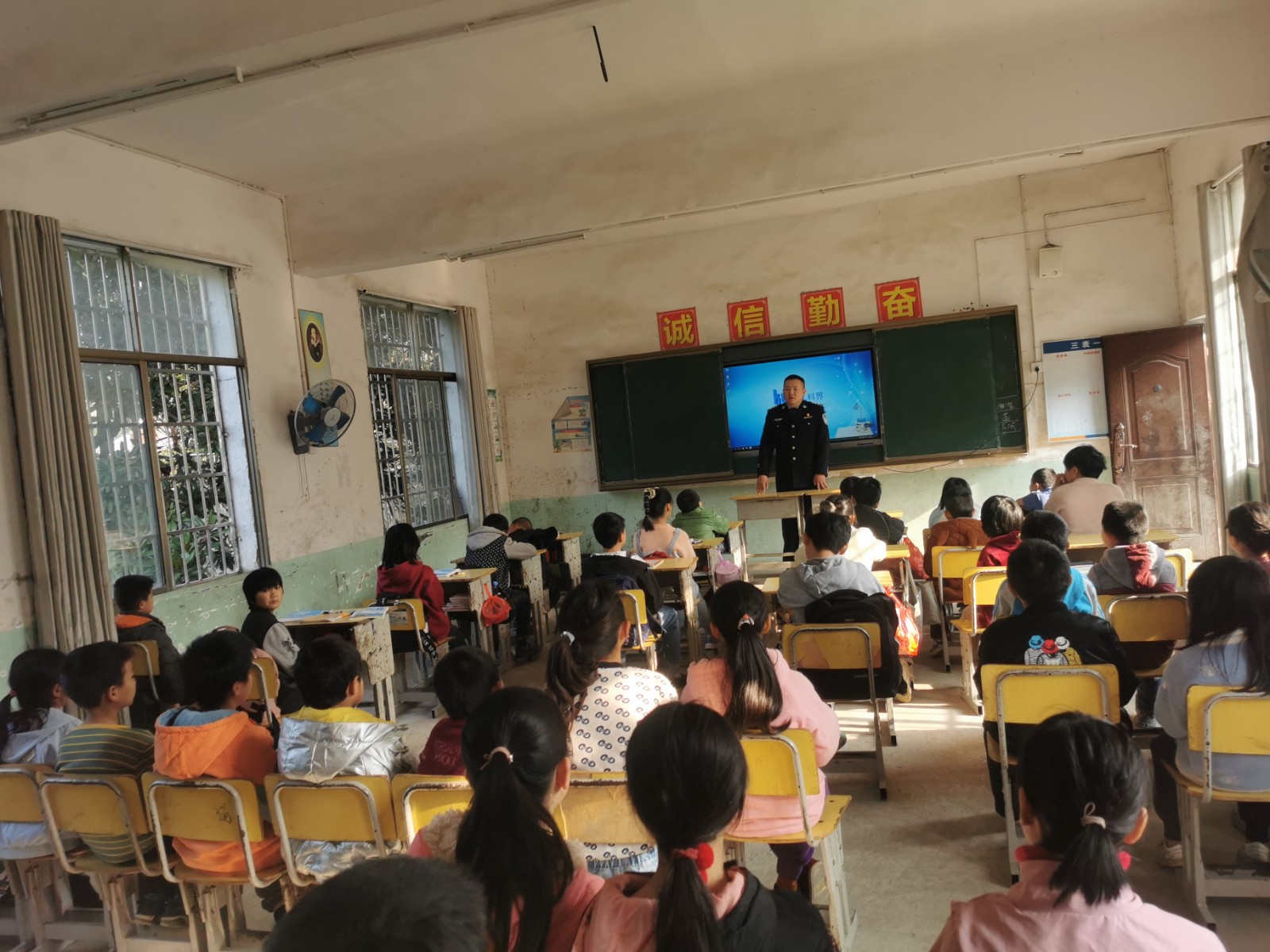 法制宣傳進校園，“利劍護蕾”助成長