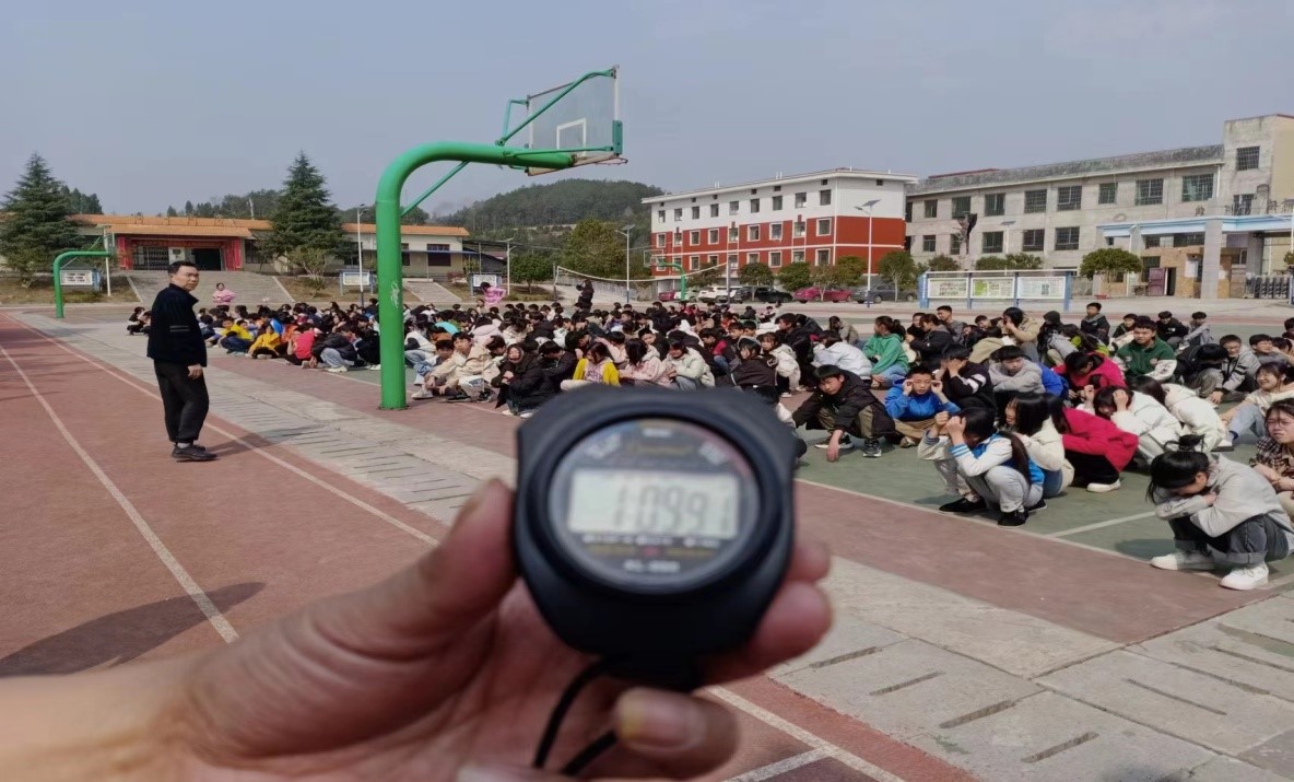 新寧縣萬塘中學(xué)舉行消防安全疏散演練
