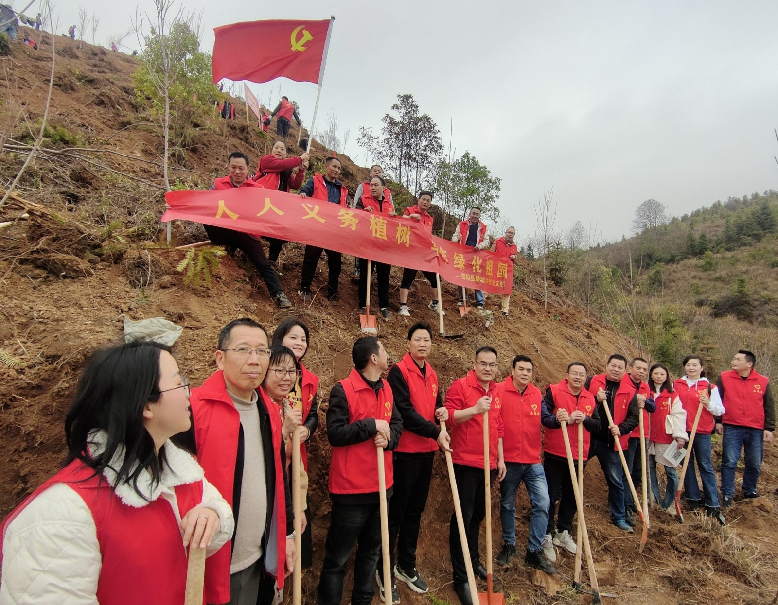 邵陽(yáng)縣塘渡口中學(xué)黨支部開(kāi)展義務(wù)植樹(shù)活動(dòng)