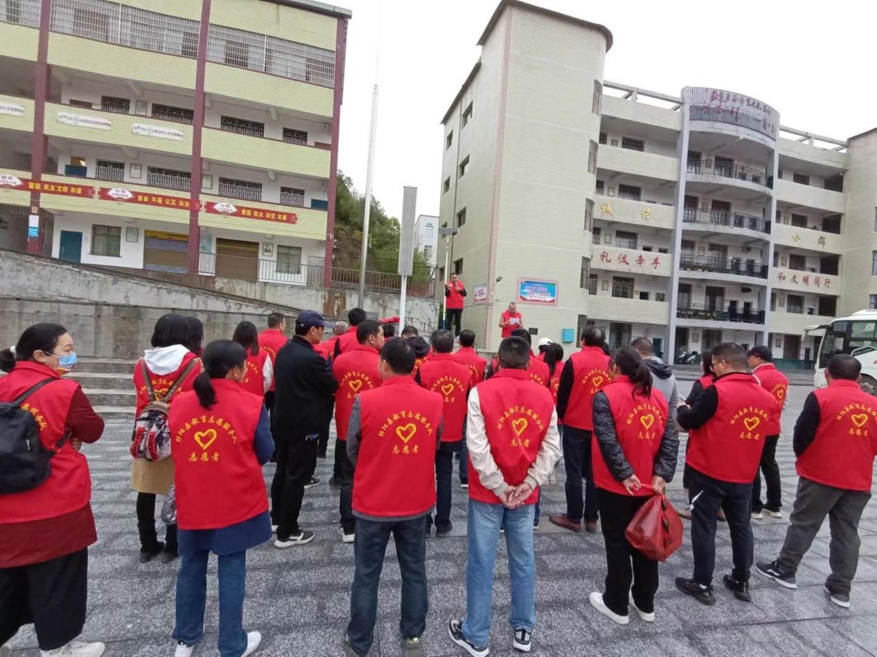 邵陽(yáng)縣塘渡口中學(xué)黨支部開(kāi)展義務(wù)植樹(shù)活動(dòng)