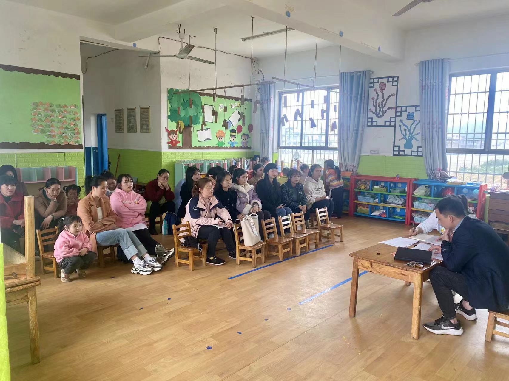 新寧縣回龍寺鎮(zhèn)中心幼兒園開展防性侵安全教育