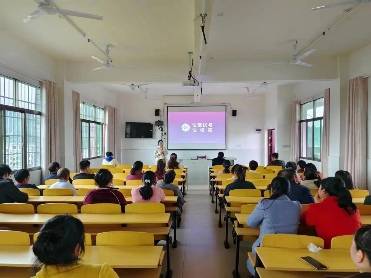 新寧縣萬(wàn)塘中學(xué)召開(kāi)防性侵“利劍護(hù)蕾” 專(zhuān)項(xiàng)行動(dòng)家長(zhǎng)會(huì)