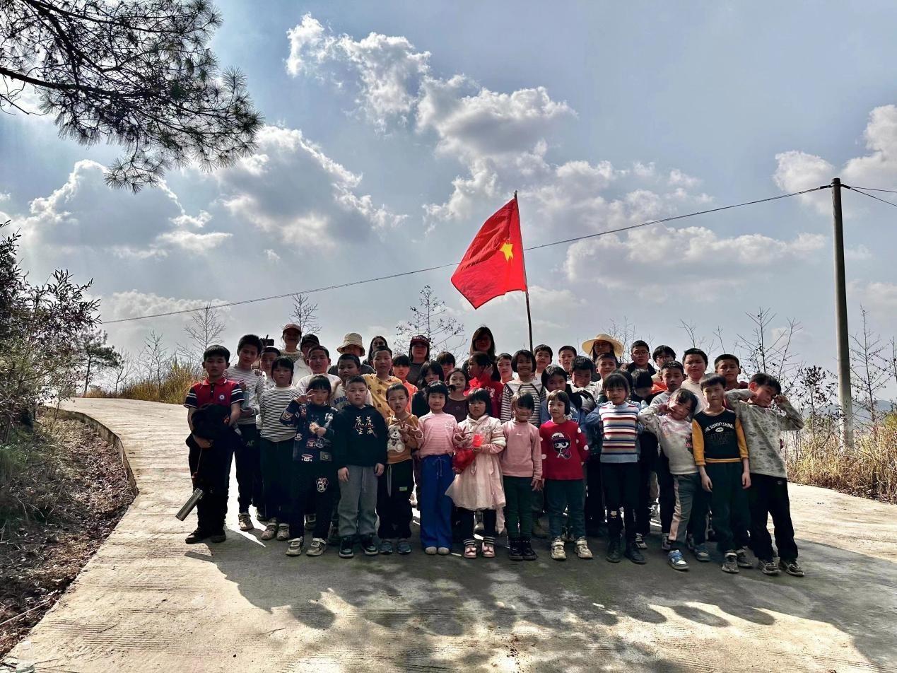 諸甲亭鄉(xiāng)洪廟小學(xué)“撿垃圾護(hù)環(huán)境，踐行雷鋒精神”志愿服務(wù)