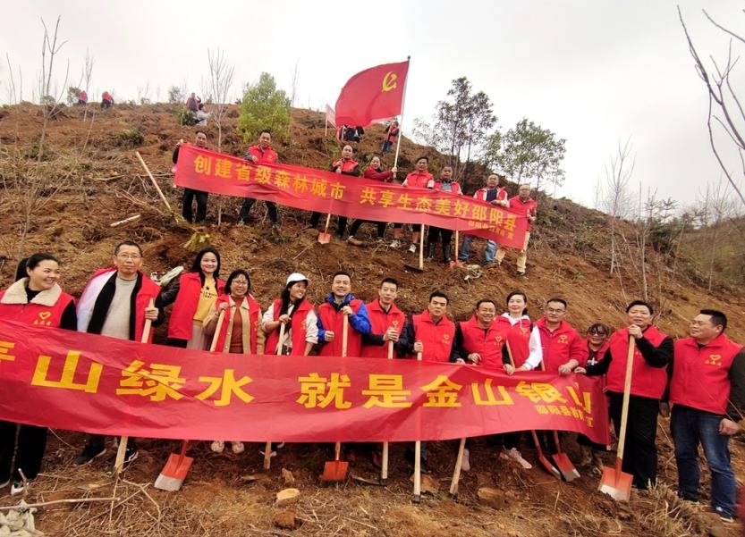 邵陽縣教育局開展“履行植樹義務(wù)，共建美麗邵陽”主題植樹活動
