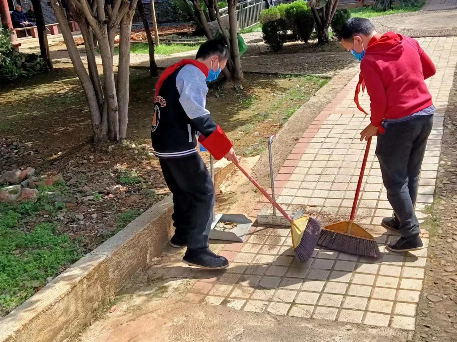 下花橋鎮(zhèn)中心完全小學黨支部開展“學雷鋒志愿服務(wù)