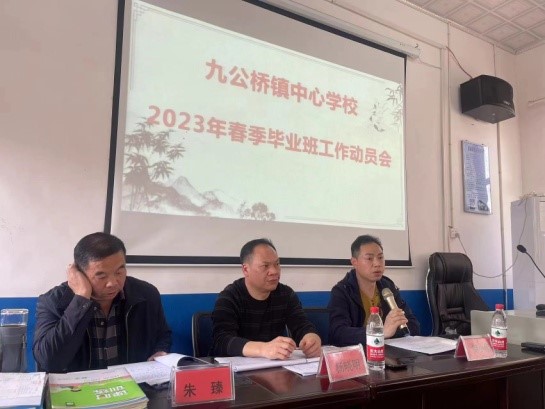 揚(yáng) 鞭 奮 蹄 正 當(dāng) 時(shí)