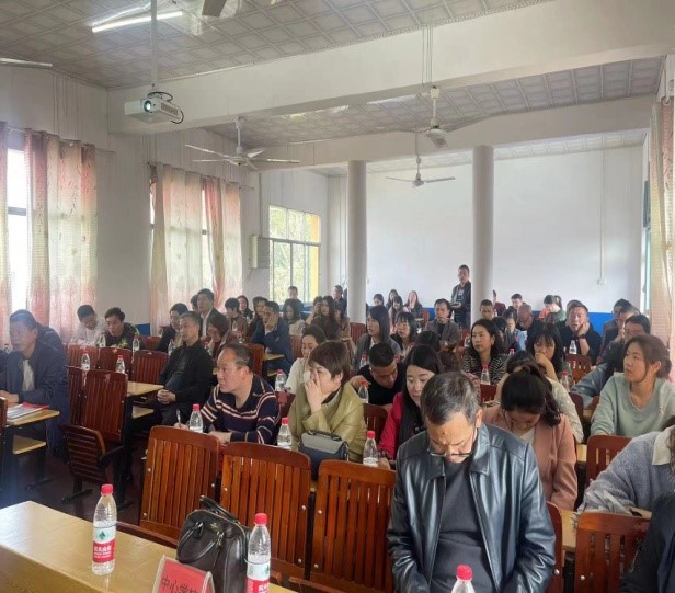 揚(yáng) 鞭 奮 蹄 正 當(dāng) 時(shí)