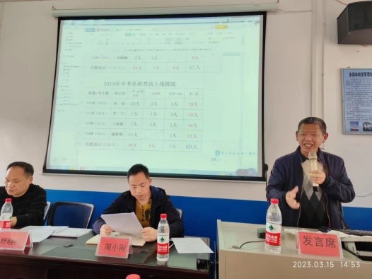 揚(yáng) 鞭 奮 蹄 正 當(dāng) 時(shí)