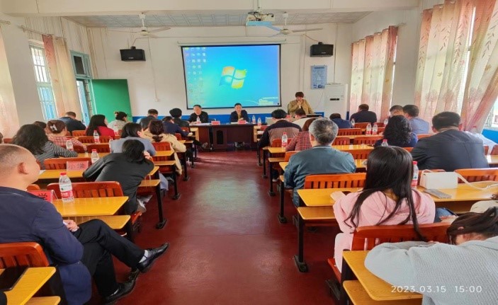 揚(yáng) 鞭 奮 蹄 正 當(dāng) 時(shí)