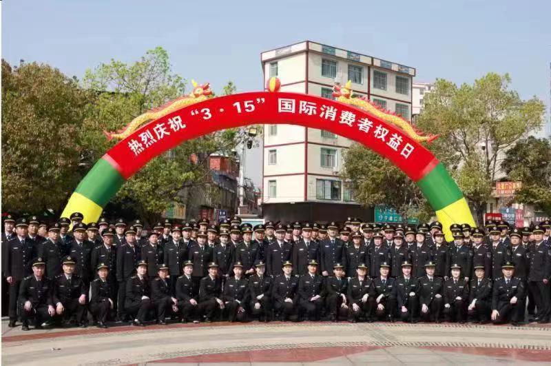 寧遠(yuǎn)縣市場(chǎng)監(jiān)管局舉行綜合行政執(zhí)法制服著裝儀式