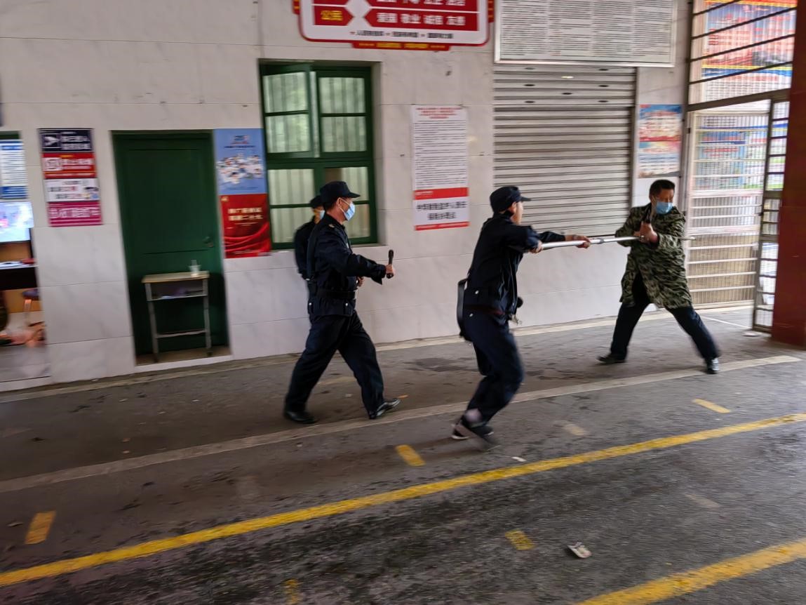 新寧縣解放小學(xué)開展反恐防暴應(yīng)急演練