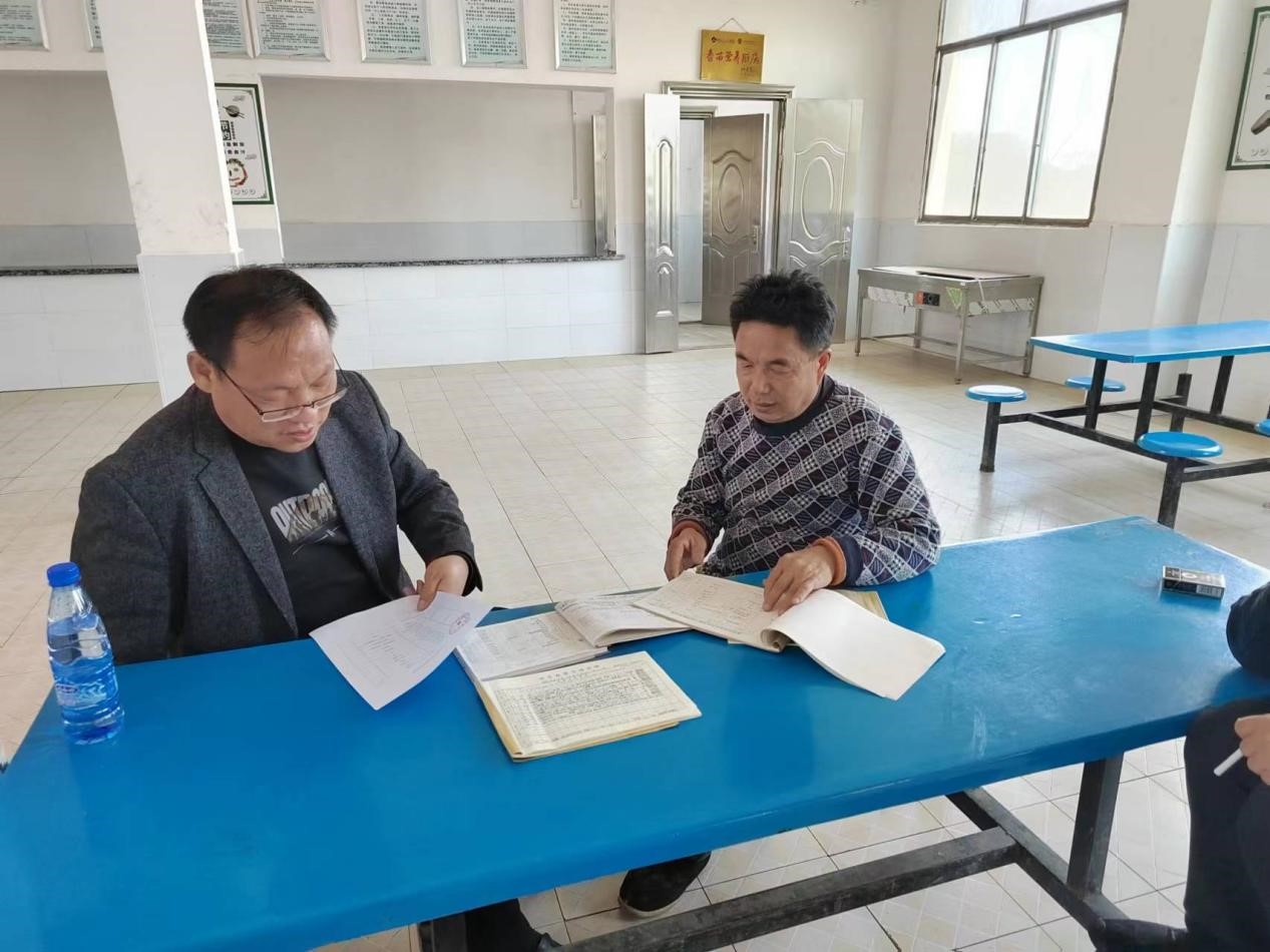 酈家坪鎮(zhèn)中心學(xué)校開展中小學(xué)教育收費、食堂 和農(nóng)村義務(wù)教育學(xué)生營養(yǎng)餐專項督查