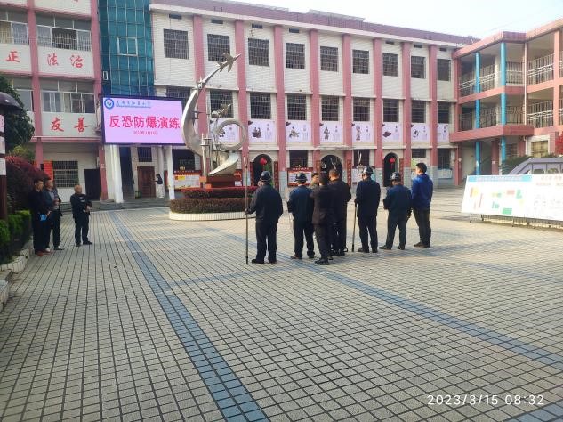 武岡市紅星小學舉行反恐防暴安全演練