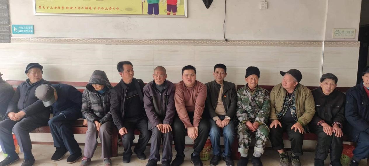 長陽鋪鎮(zhèn)中心完小開展“關(guān)愛老人、奉獻(xiàn)愛心”志愿活動