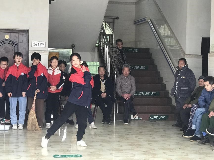 長陽鋪鎮(zhèn)中心完小開展“關(guān)愛老人、奉獻(xiàn)愛心”志愿活動