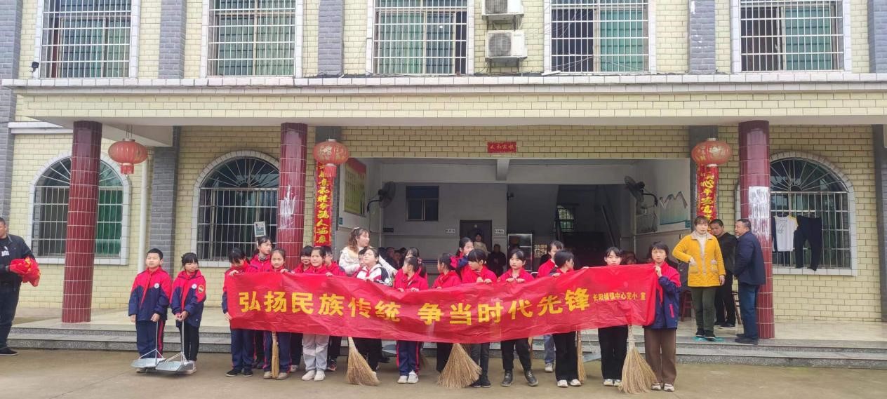 長陽鋪鎮(zhèn)中心完小開展“關(guān)愛老人、奉獻(xiàn)愛心”志愿活動