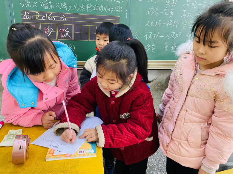 雷鋒精神永傳承，愛心捐贈暖人心
