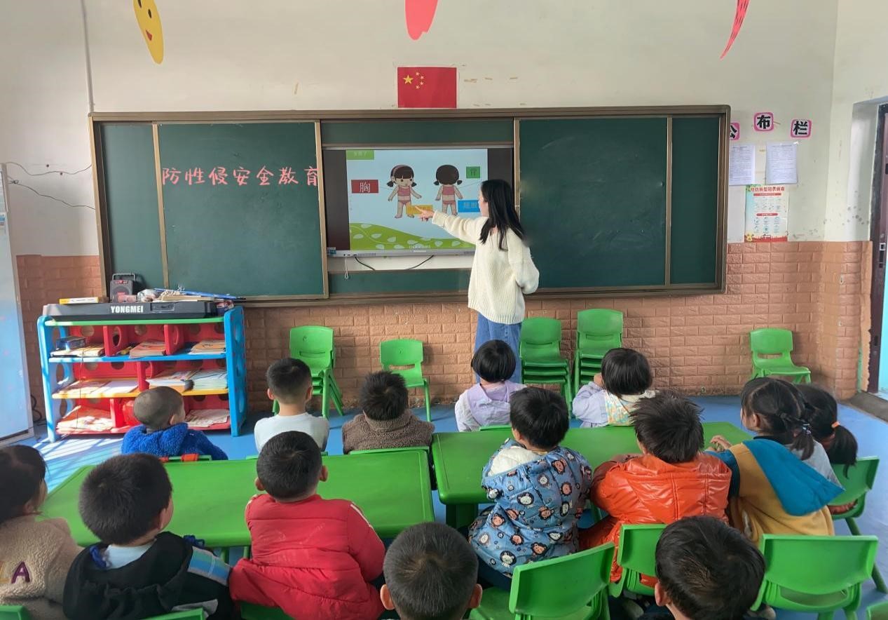 新寧縣萬塘鄉(xiāng)中心幼兒園 開展“利劍護(hù)蕾”防性侵安全教育