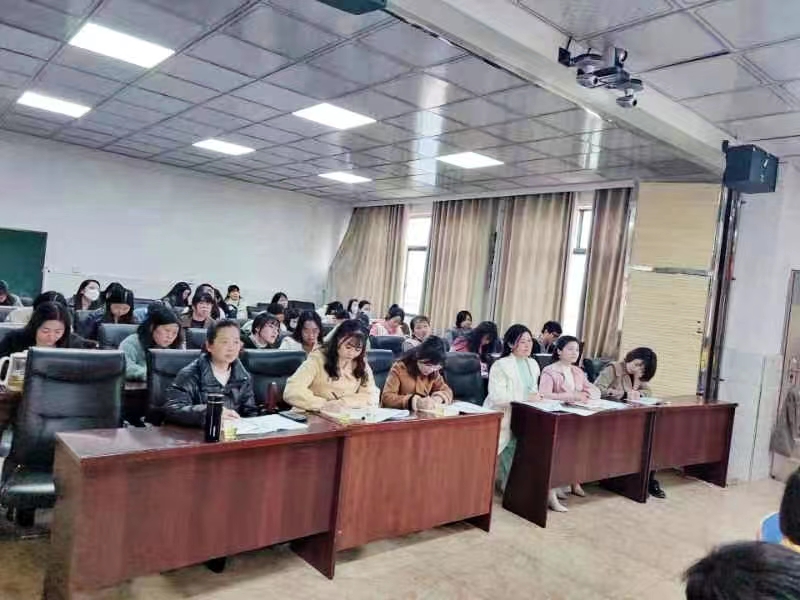 小學道德與法治名師工作室名師蒞臨六小指導(dǎo)研討課