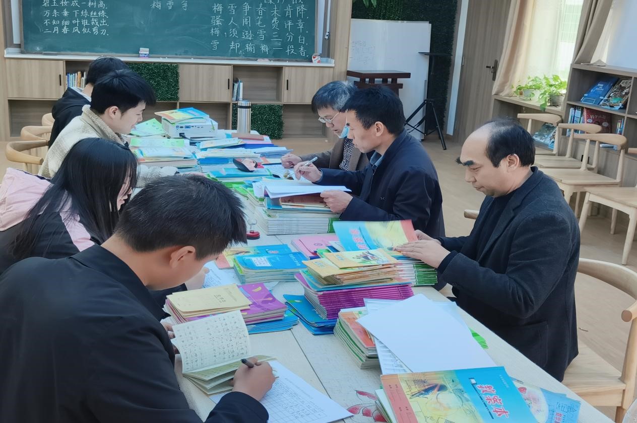 邵陽縣酈家坪鎮(zhèn)中心學(xué)校開展教學(xué)常規(guī)普查工作