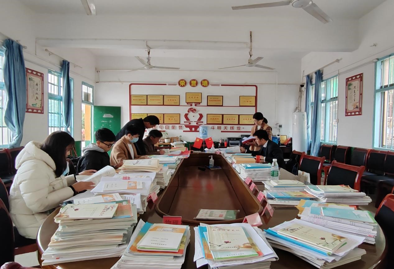 邵陽縣酈家坪鎮(zhèn)中心學(xué)校開展教學(xué)常規(guī)普查工作