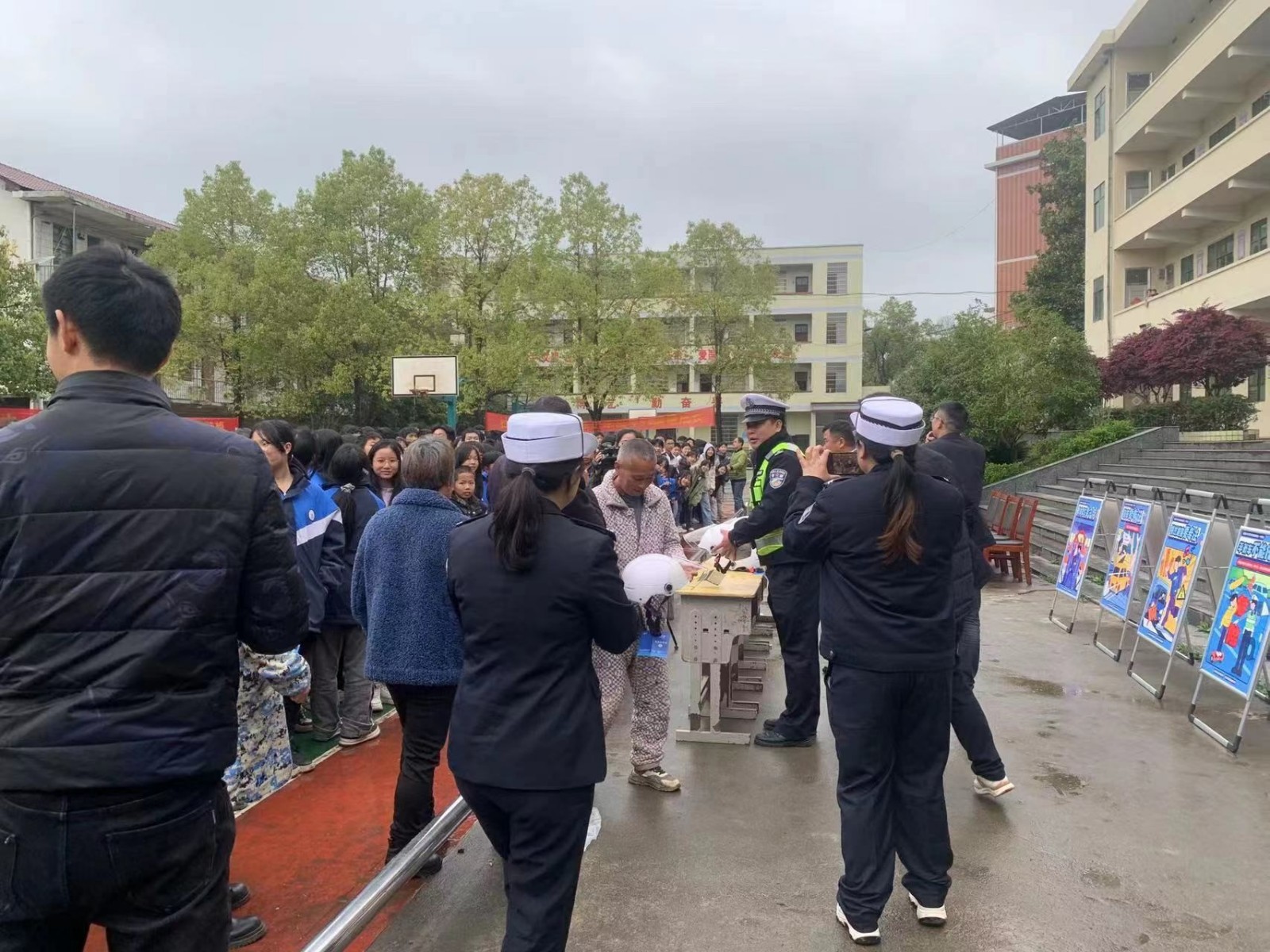 “文明守法，平安回家”