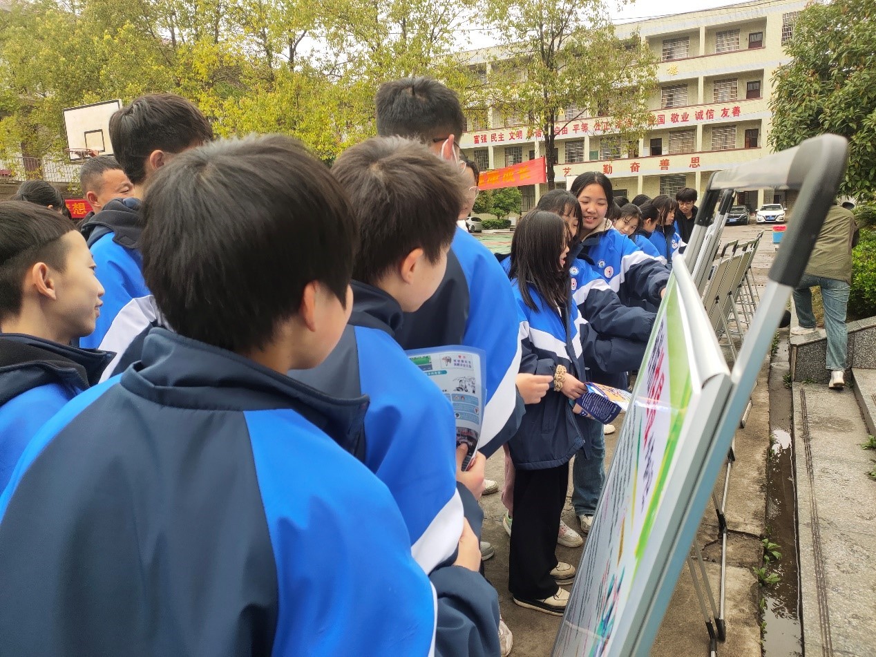 “文明守法，平安回家”