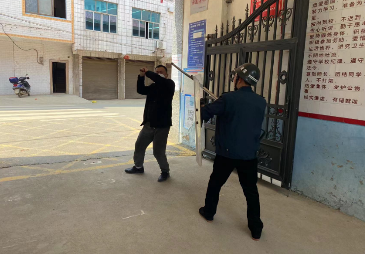 銅墻鐵壁，護蕾平安