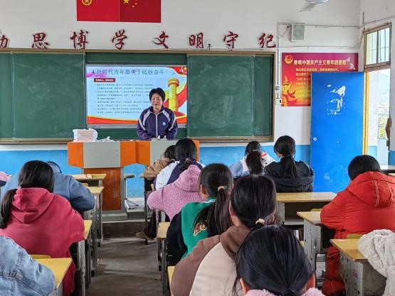 金稱市鎮(zhèn)中學(xué)開展“青春獻禮二十大，強國有我新征程”主題團課學(xué)習(xí)