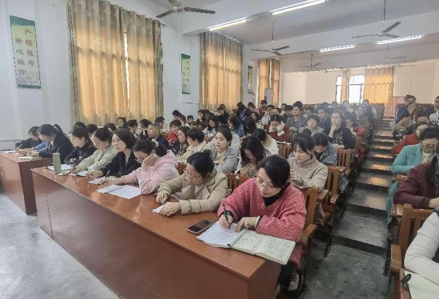 武岡市洞庭學(xué)校召開“利劍護(hù)蕾”專項整治部署會議