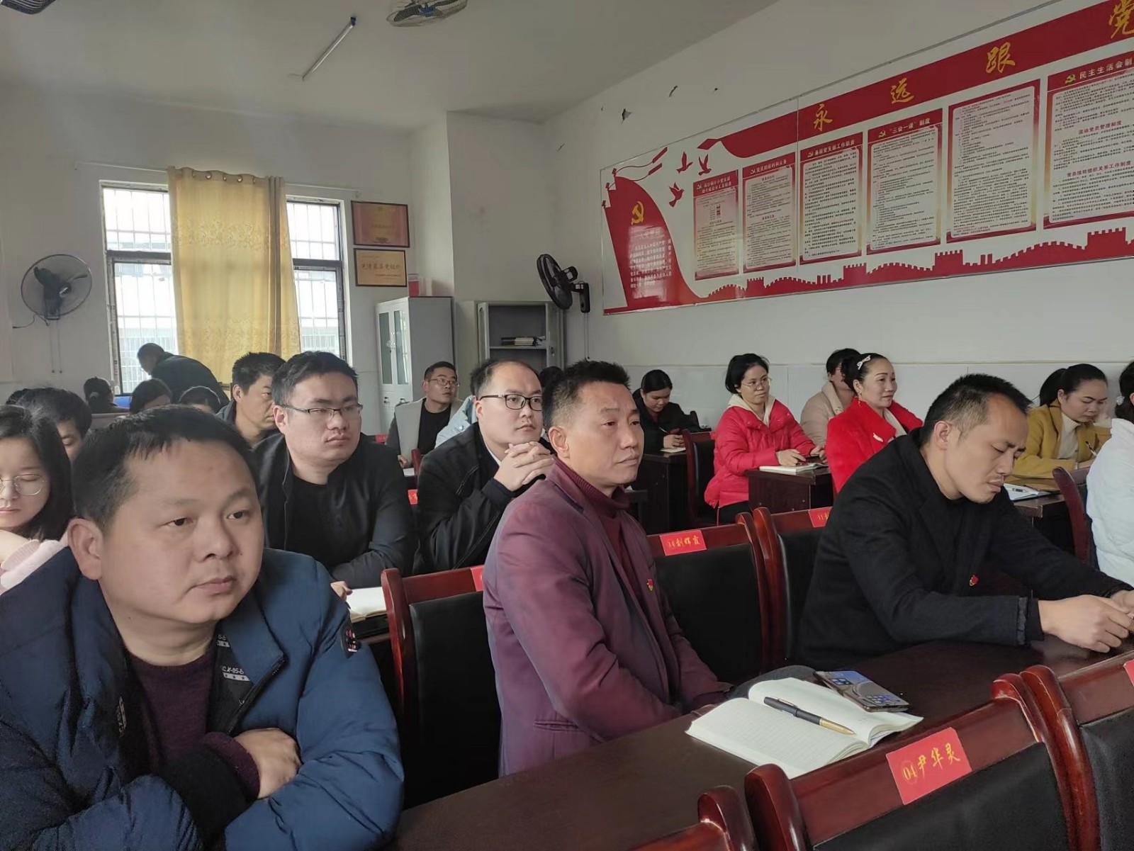 洞口縣高沙鎮(zhèn)片小黨支部高站位開(kāi)展“以案促改”生活會(huì)