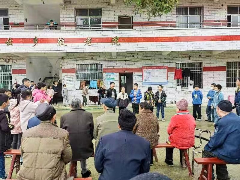 學(xué)雷鋒送溫暖，敬老院內(nèi)顯溫情