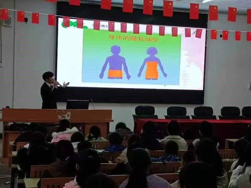 法官送法進(jìn)校園 利劍護(hù)蕾拒性侵