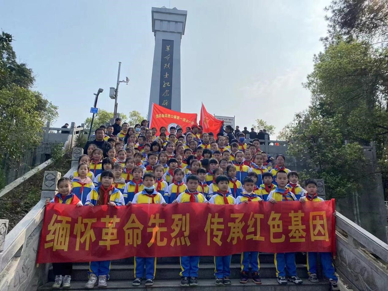 青松公園祭英烈 紅色基因永傳承