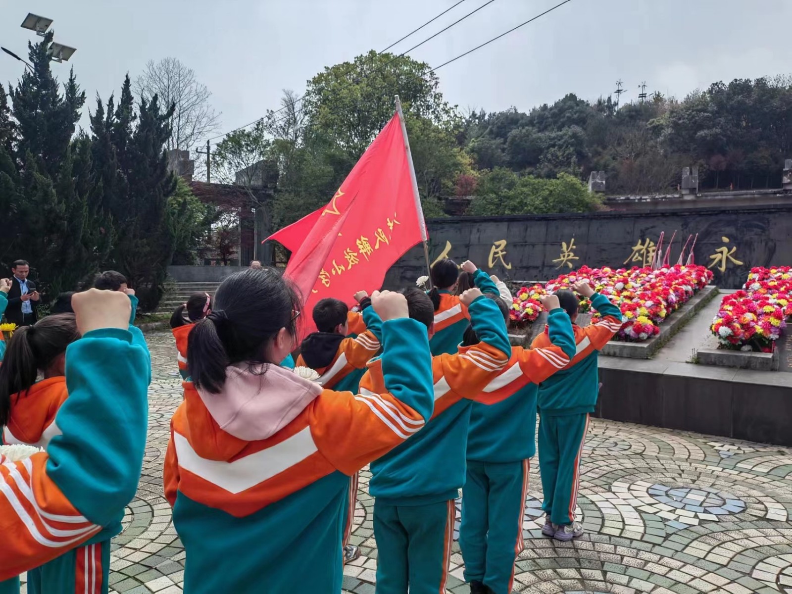 新寧縣解放小學(xué)開展“傳承紅色基因——清明祭英烈”主題教育實(shí)踐活動(dòng)