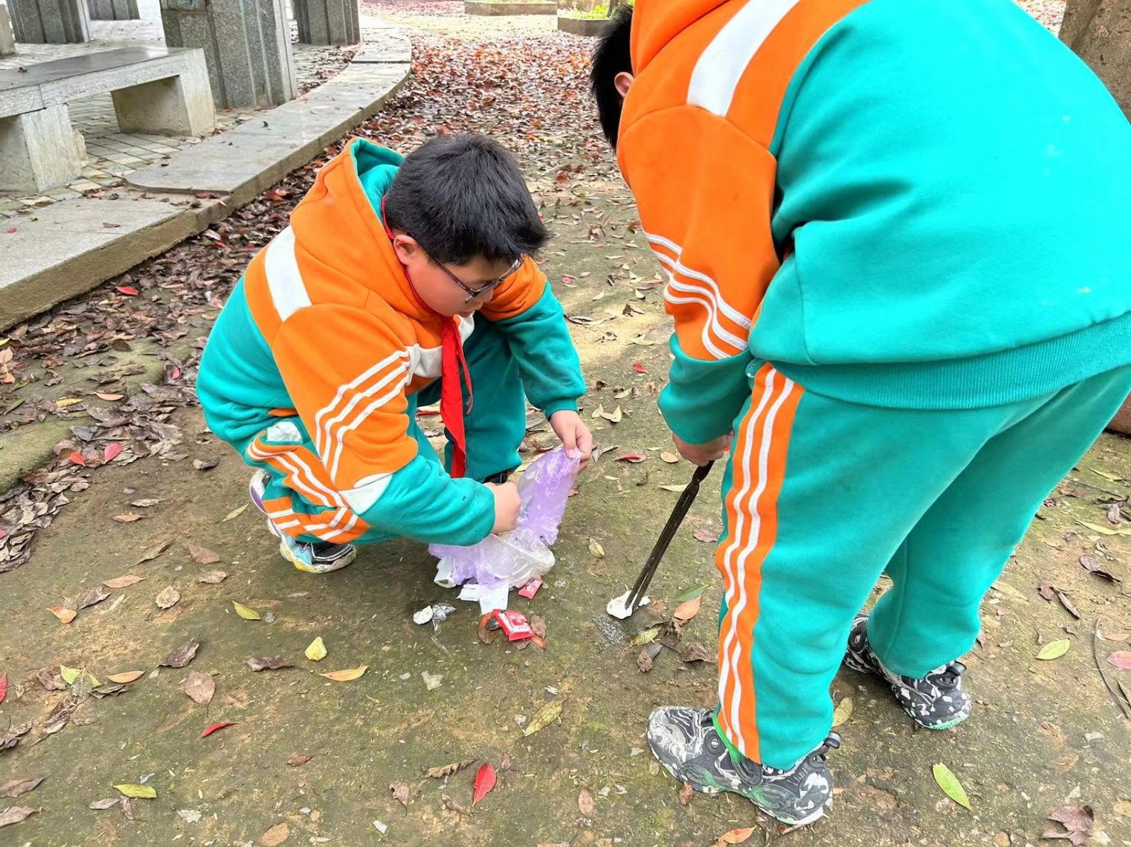 新寧縣解放小學(xué)開展“傳承紅色基因——清明祭英烈”主題教育實(shí)踐活動(dòng)