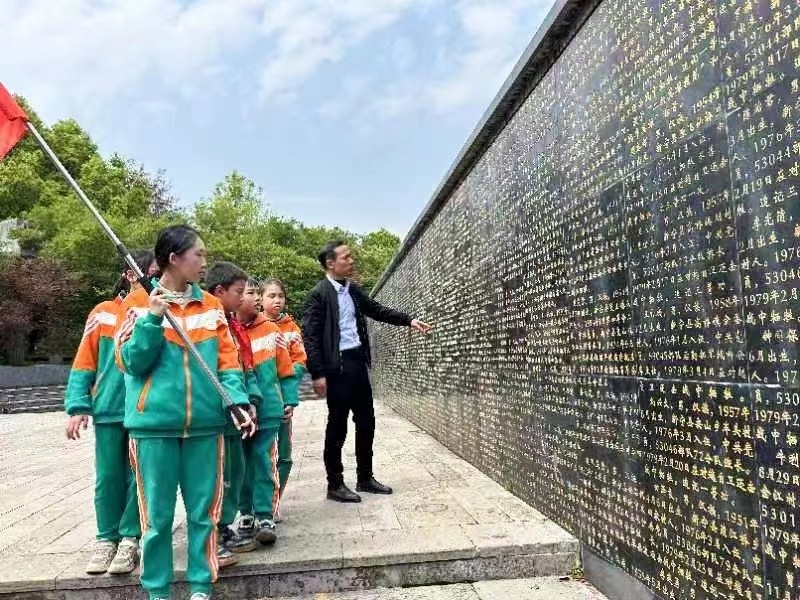 新寧縣解放小學(xué)開展“傳承紅色基因——清明祭英烈”主題教育實(shí)踐活動(dòng)