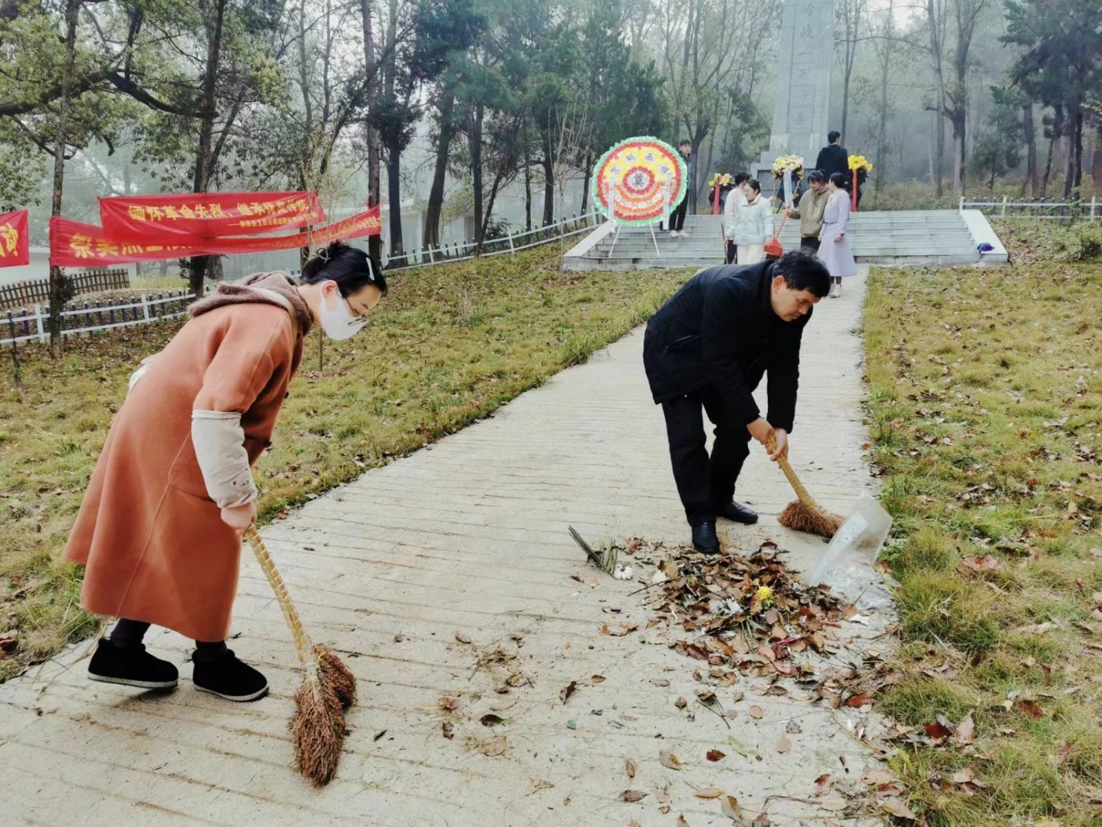 下花橋鎮(zhèn)中心完全小學(xué)黨支部開展“清明祭英烈”主題黨日活動(dòng)