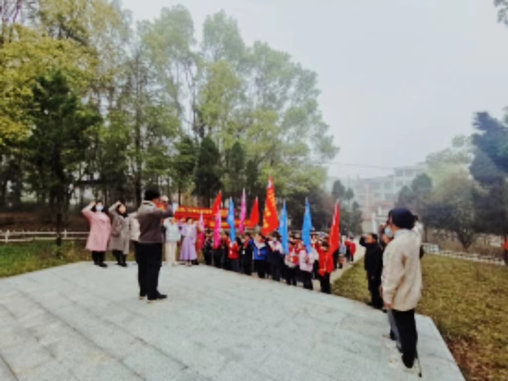 下花橋鎮(zhèn)中心完全小學(xué)黨支部開展“清明祭英烈”主題黨日活動(dòng)