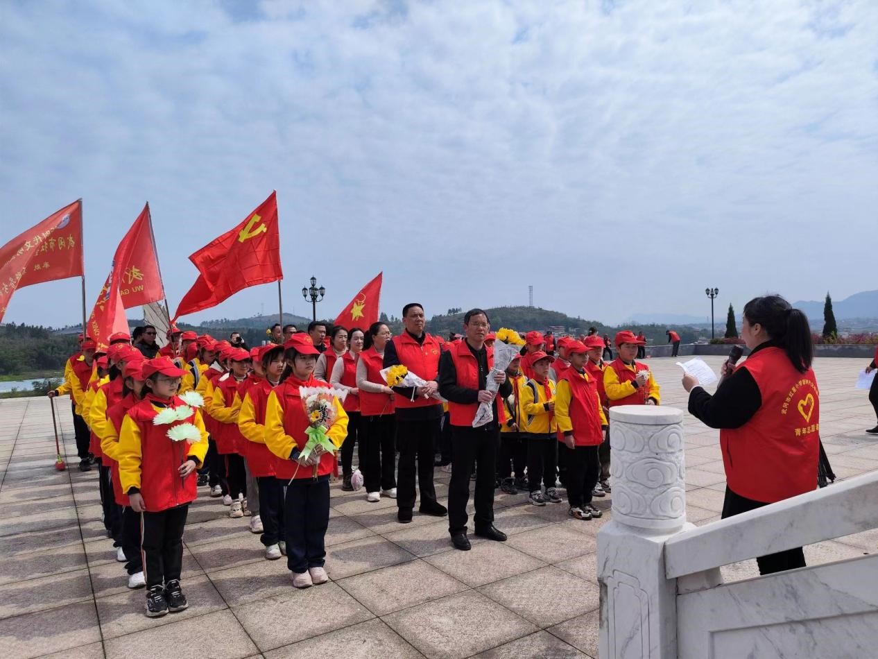 武岡市紅星小學(xué) “緬懷革命先烈、追尋紅色記憶”祭掃活動