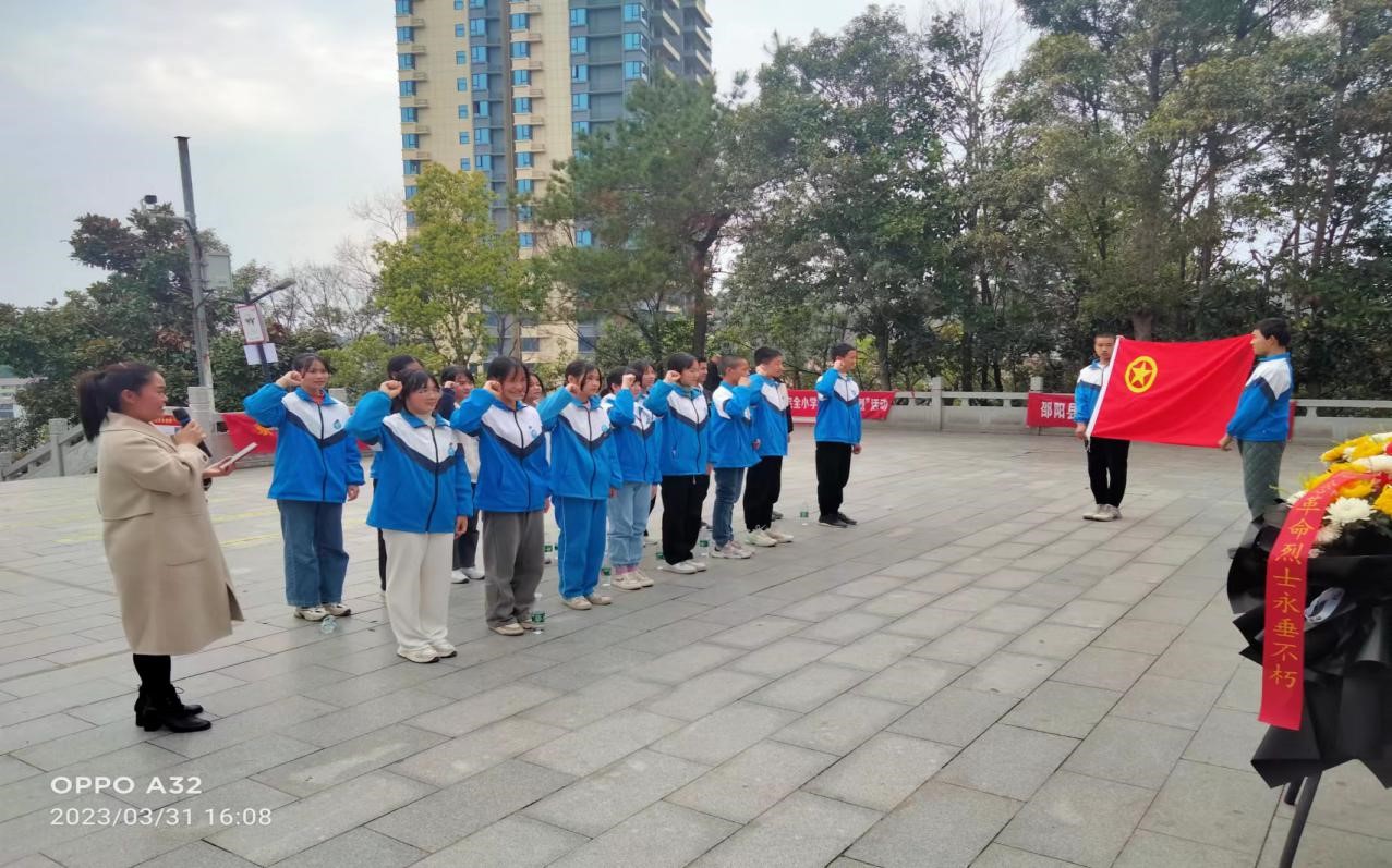 霞塘云中學(xué)開展清明祭英烈活動(dòng)