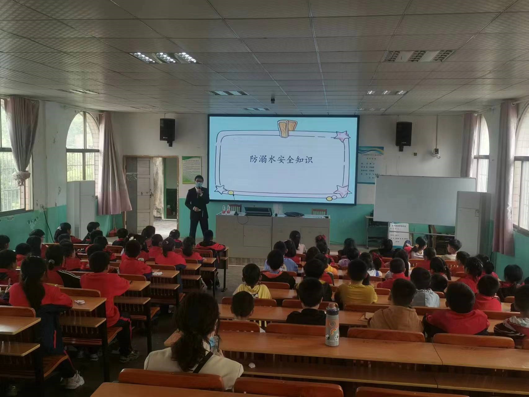 長(zhǎng)陽(yáng)鋪鎮(zhèn)中心完小開(kāi)展安全教育講座