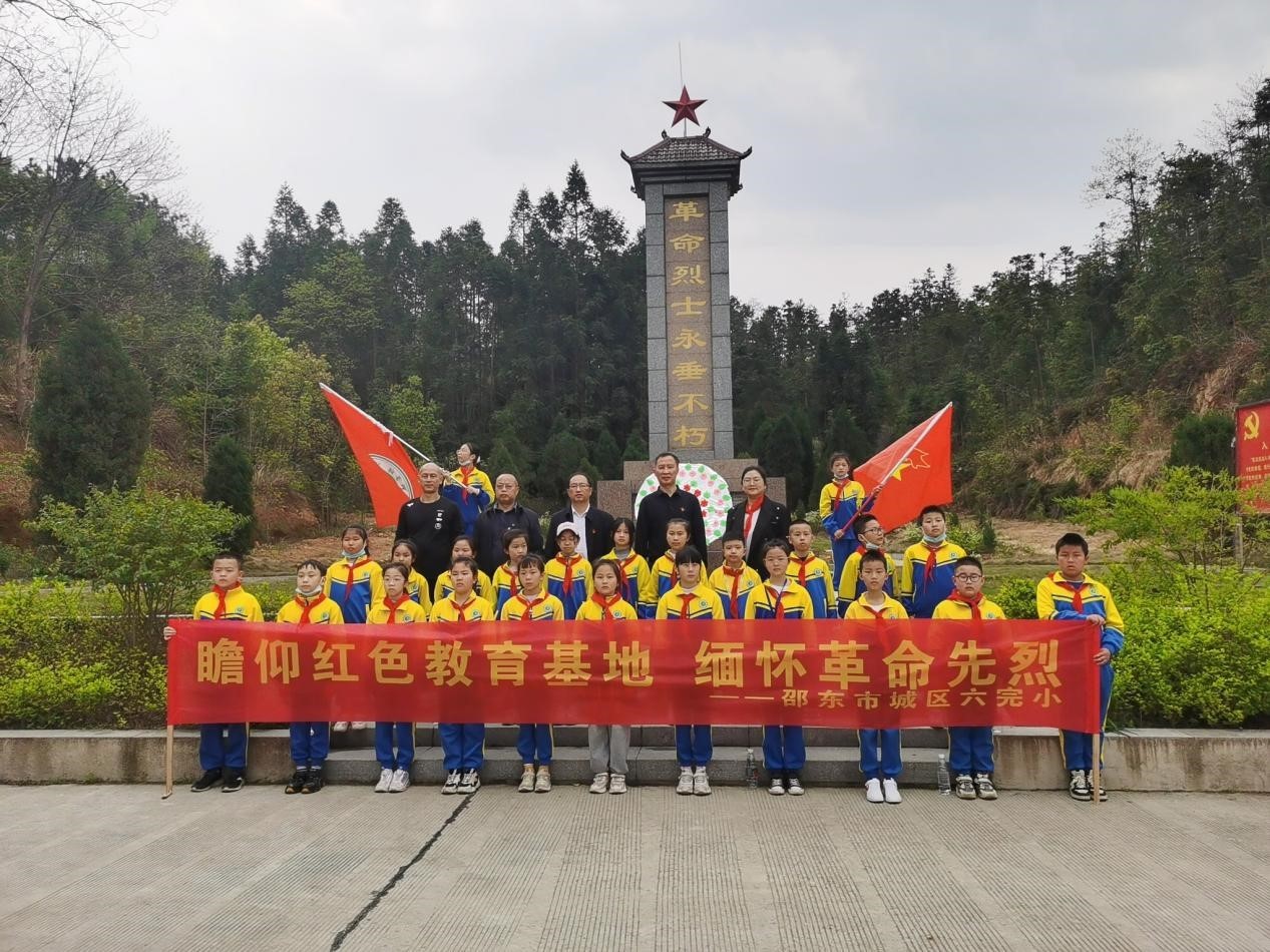 瞻仰紅色教育基地 緬懷革命先烈