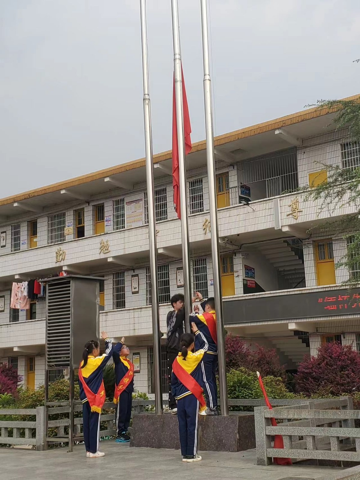 “緬懷先烈，弘揚(yáng)愛國精神”