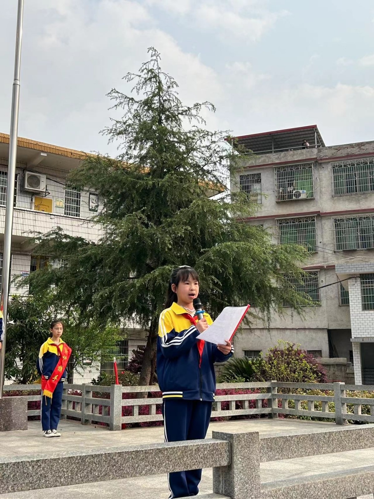 “緬懷先烈，弘揚(yáng)愛國精神”