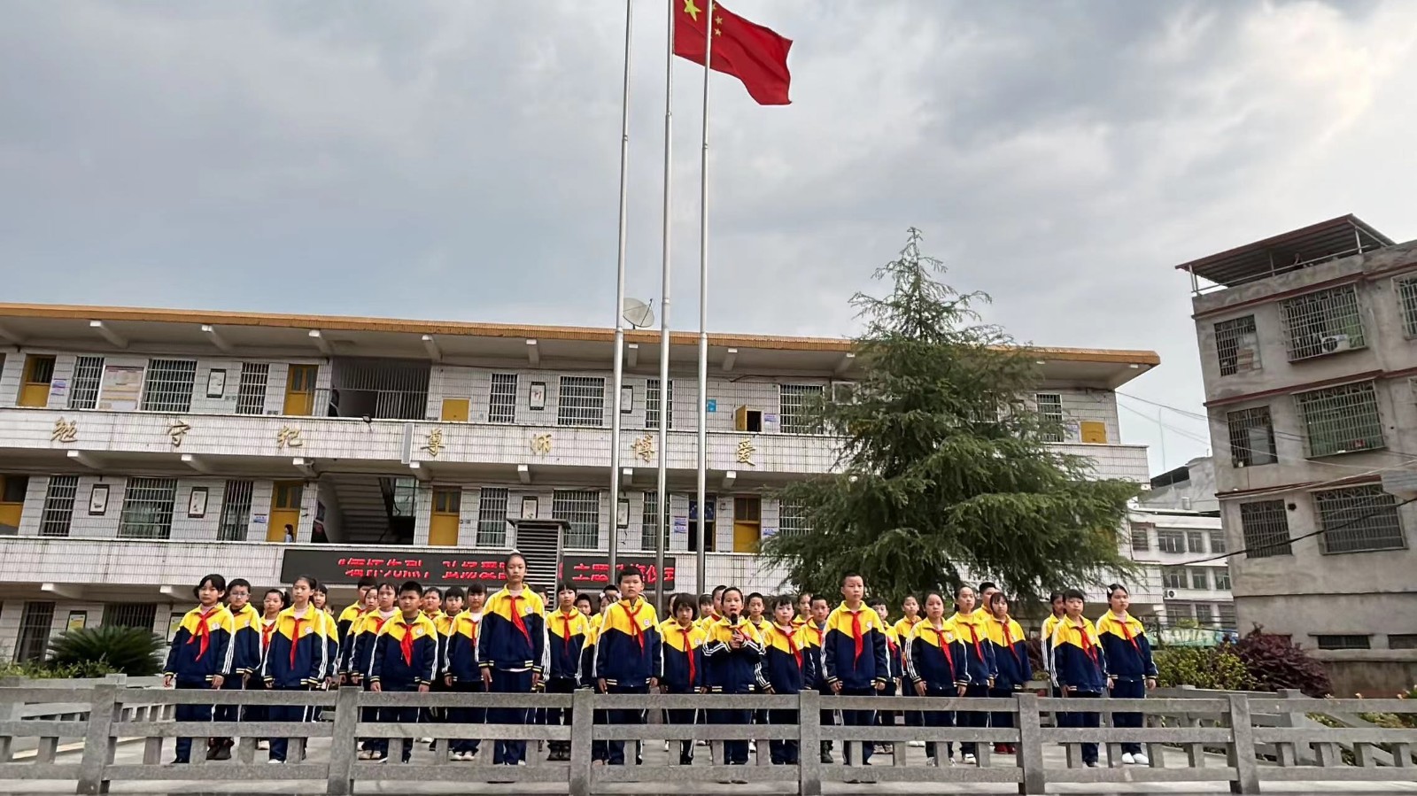 “緬懷先烈，弘揚(yáng)愛國精神”