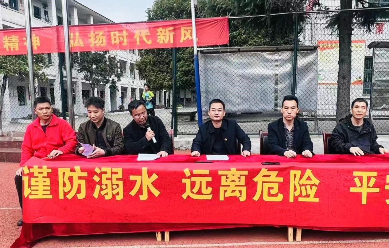 安全防溺水，不做孤“泳”者