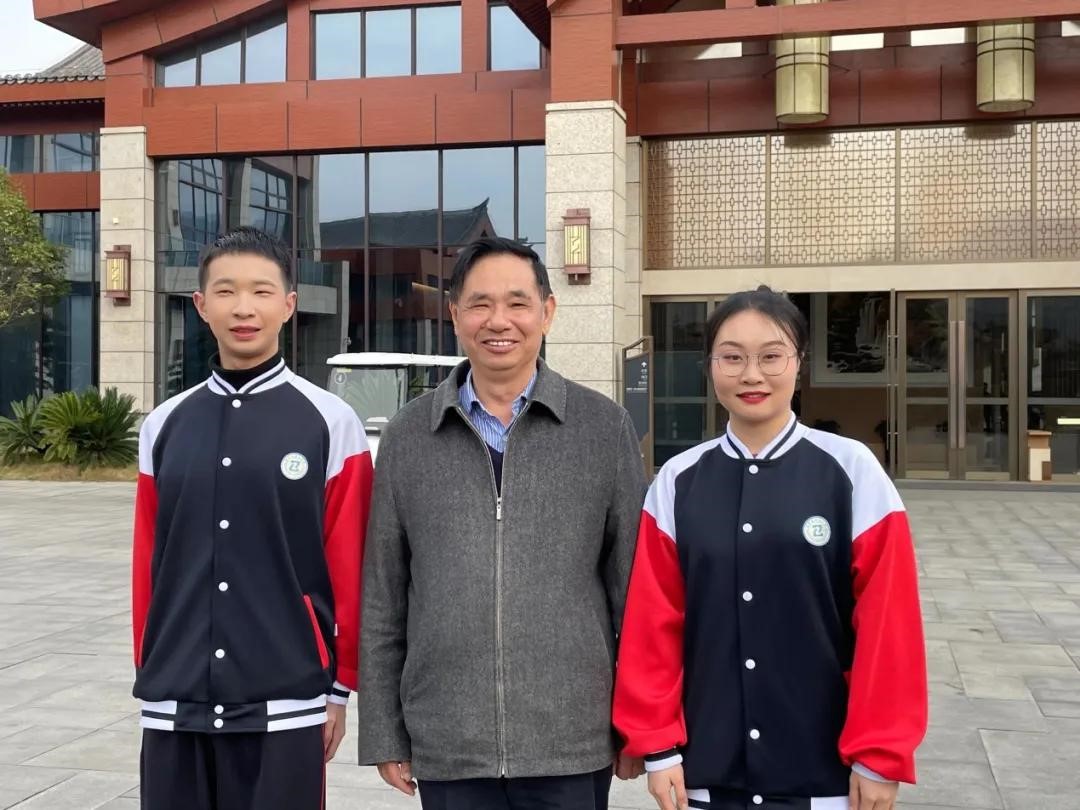 大愛(ài)無(wú)疆執(zhí)迷公益澤被千秋